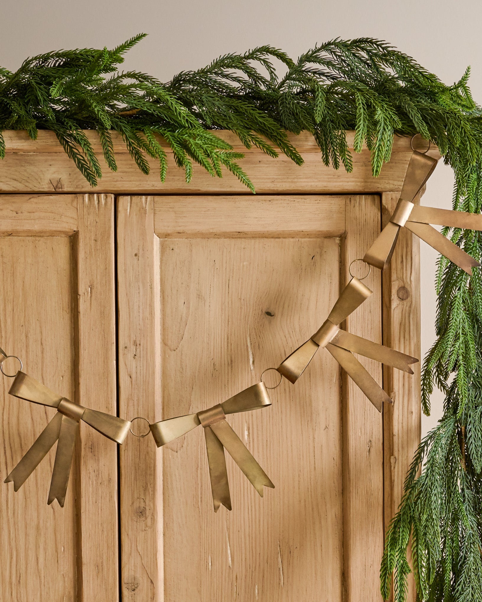 Gloria Brass Bow Garland