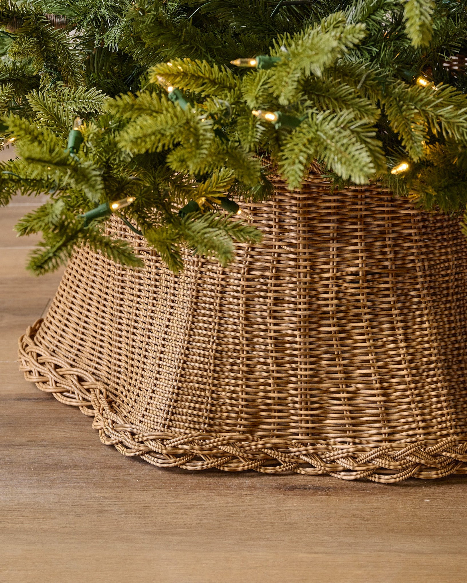 Wicker Scalloped Tree Collar