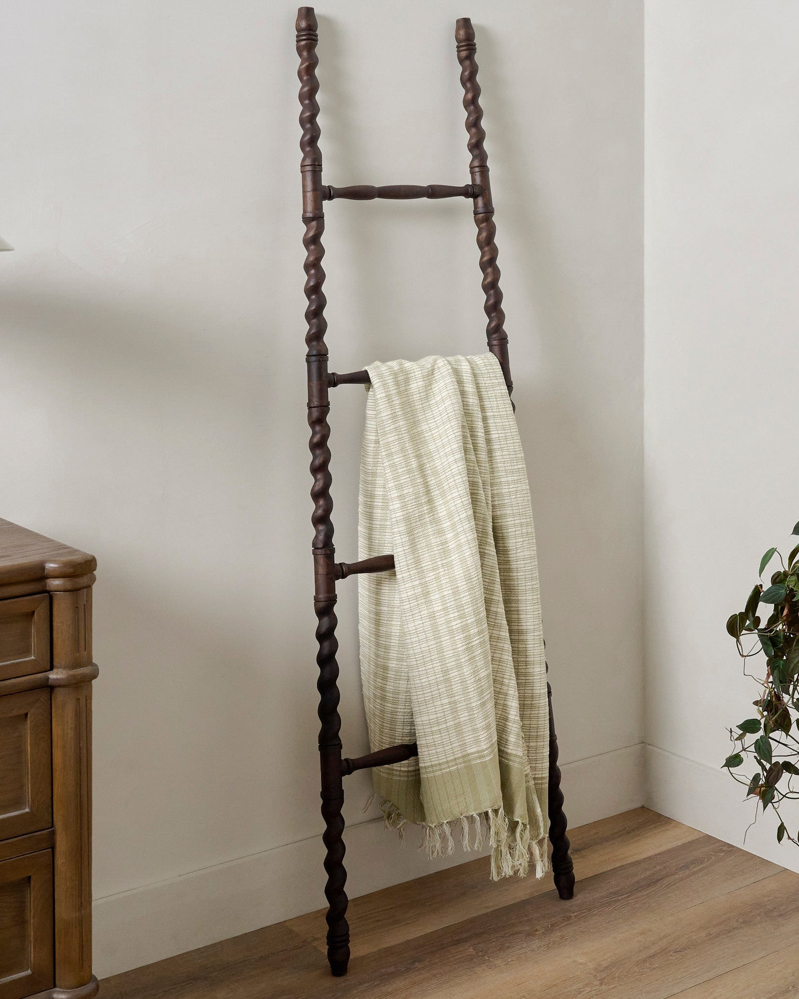 Wooden Barley Twist Display Ladder