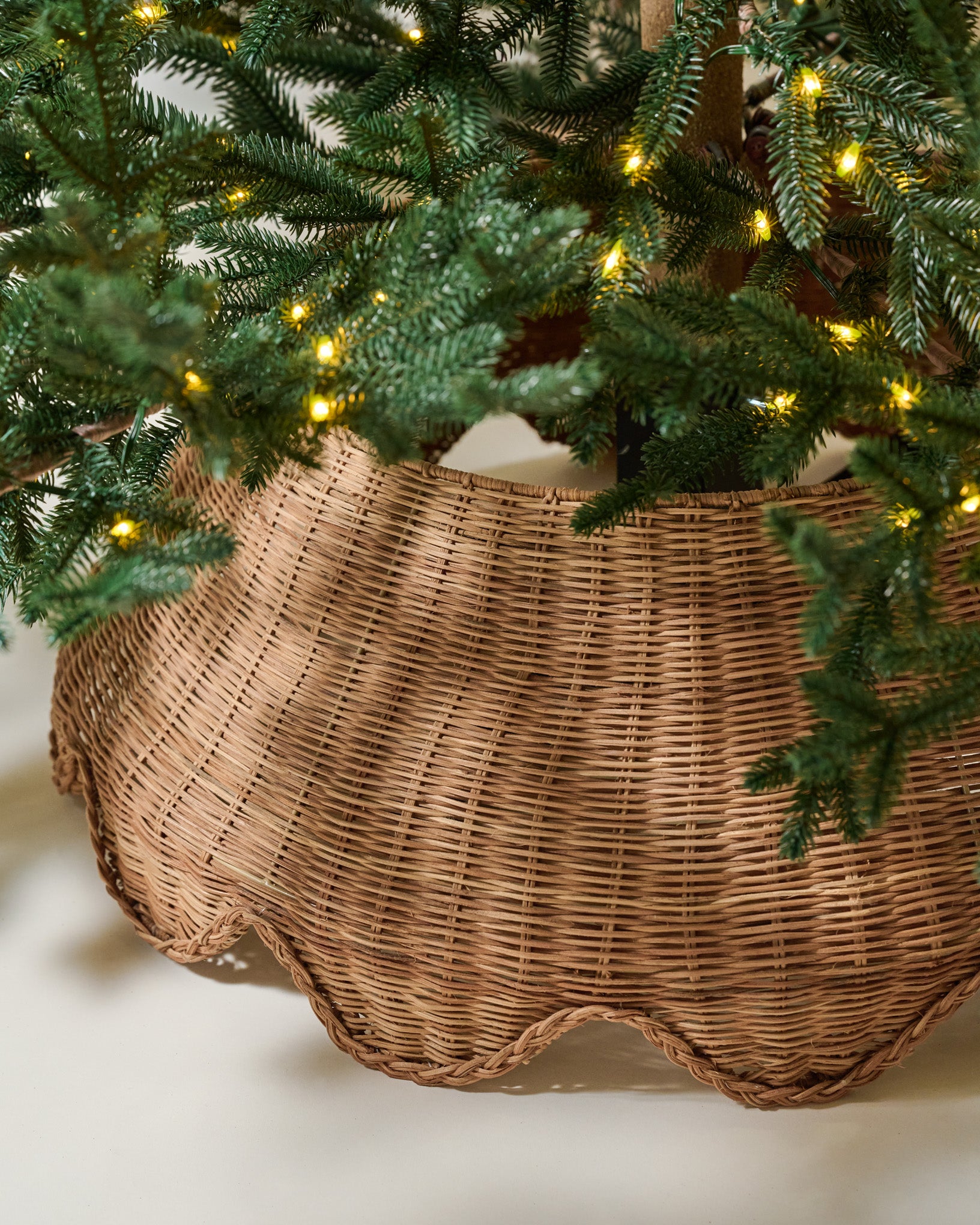 Solene Scalloped Rattan Tree Collar